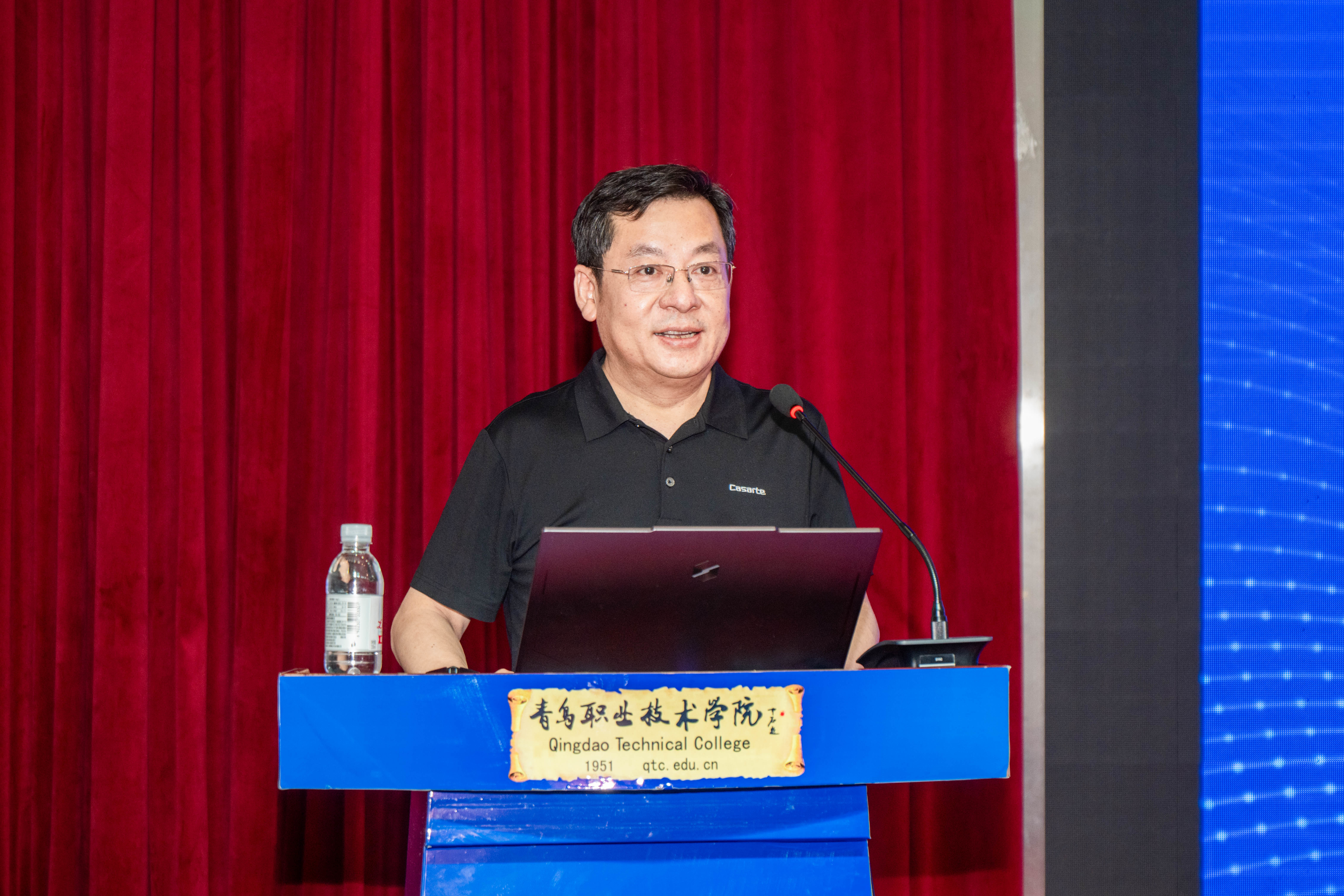 “智汇青职·企业家讲堂”开讲,海尔集团李华刚应邀作报告 “智汇青职·企业家讲堂”开讲,海尔集团李华刚应邀作报告