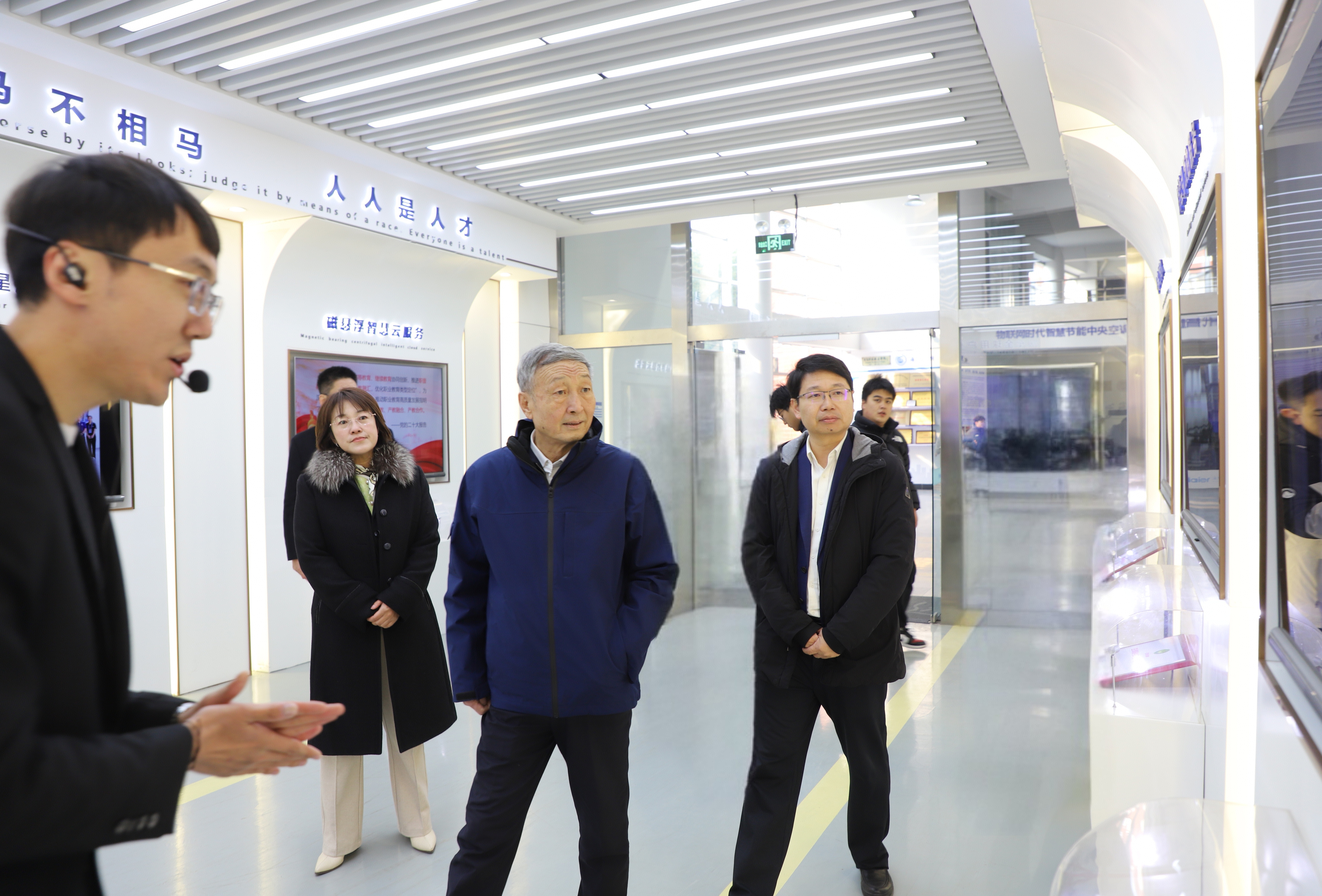 “人民工匠”许振超走进青岛职业技术学院为师生讲述“我走过的工匠路” “人民工匠”许振超走进青岛职业技术学院为师生讲述“我走过的工匠路”