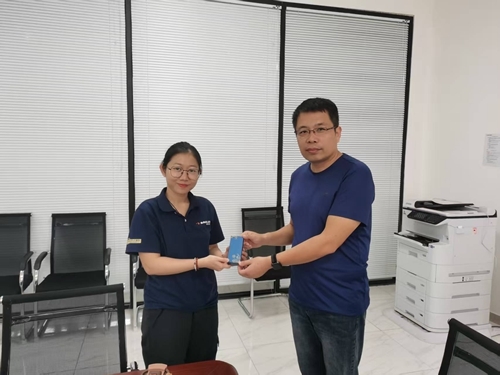 青岛职业技术学院培训团向赛轮制造印尼公司越南籍中文教师赠送中文学习资料