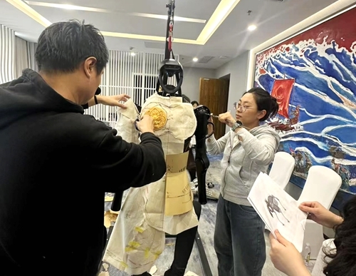 研发团队进行服装设计