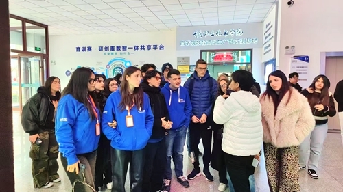 参观商学院数智商贸生产性实训基地