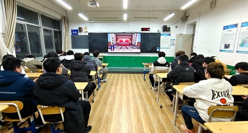 生物与化工学院学生集中观看全国两会直播
