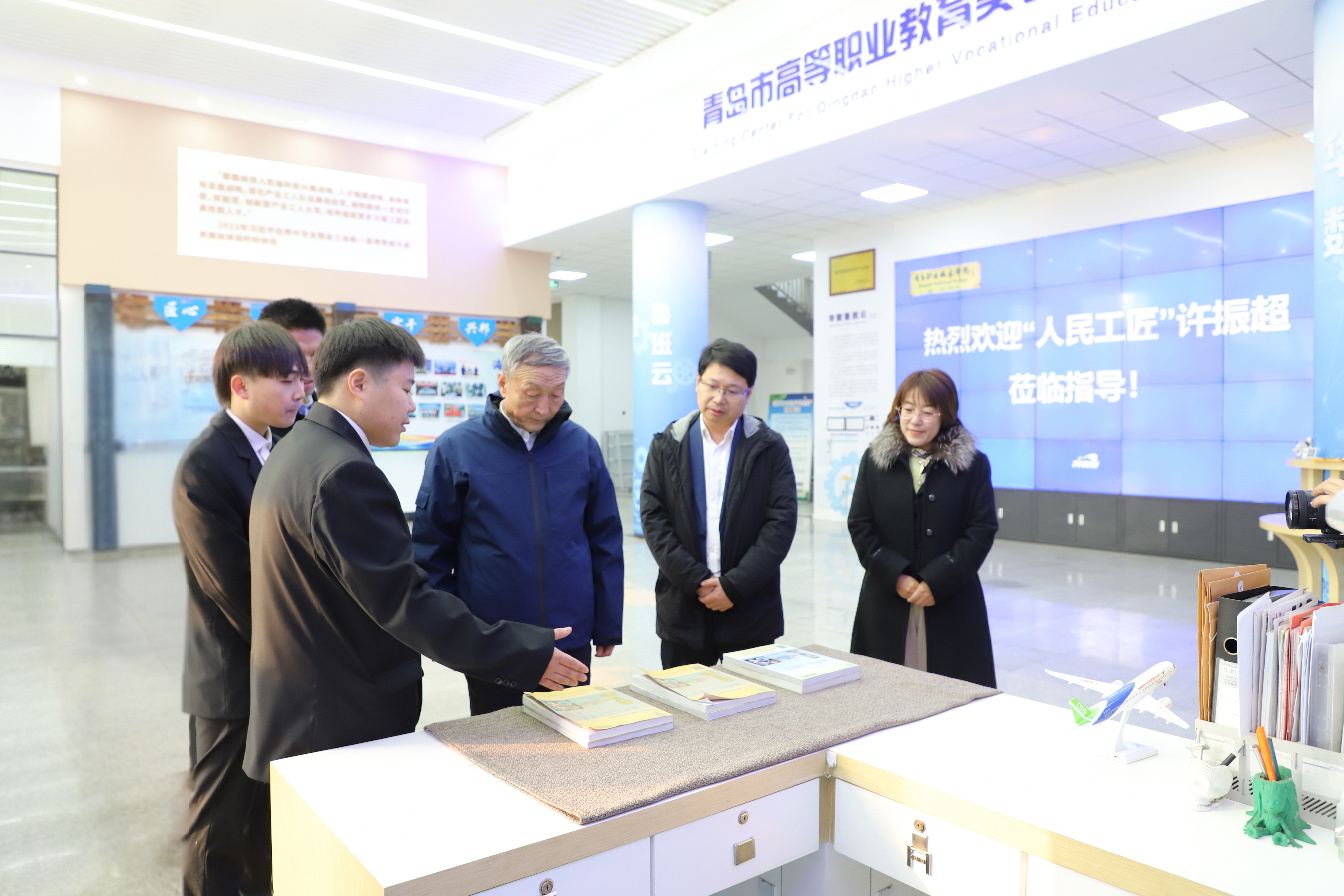“人民工匠”许振超走进青岛职业技术学院为师生讲述“我走过的工匠路” “人民工匠”许振超走进青岛职业技术学院为师生讲述“我走过的工匠路”