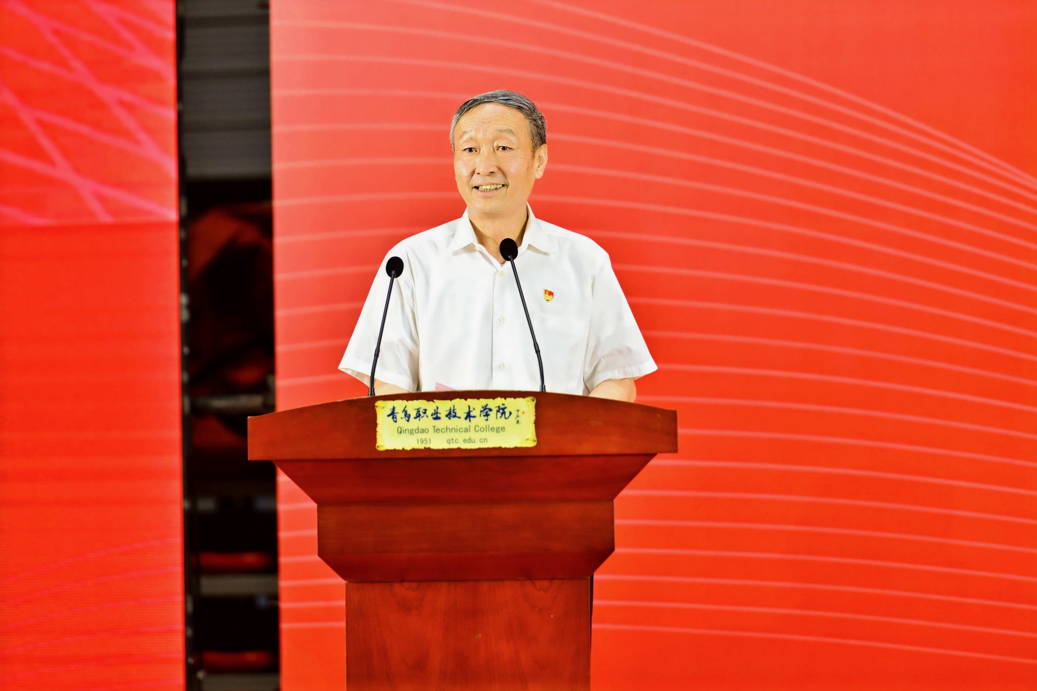 1.“人民工匠”国家荣誉称号获得者、我校产业教授许、德育导师许振超讲话.jpg