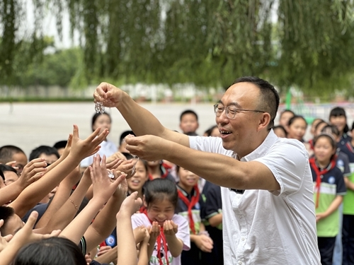 教师李涛在开展海洋知识科普环节中与小朋友互动