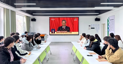 旅游学院组织团支书观看全国两会直播