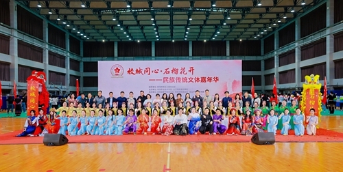 活动嘉宾及演员合影